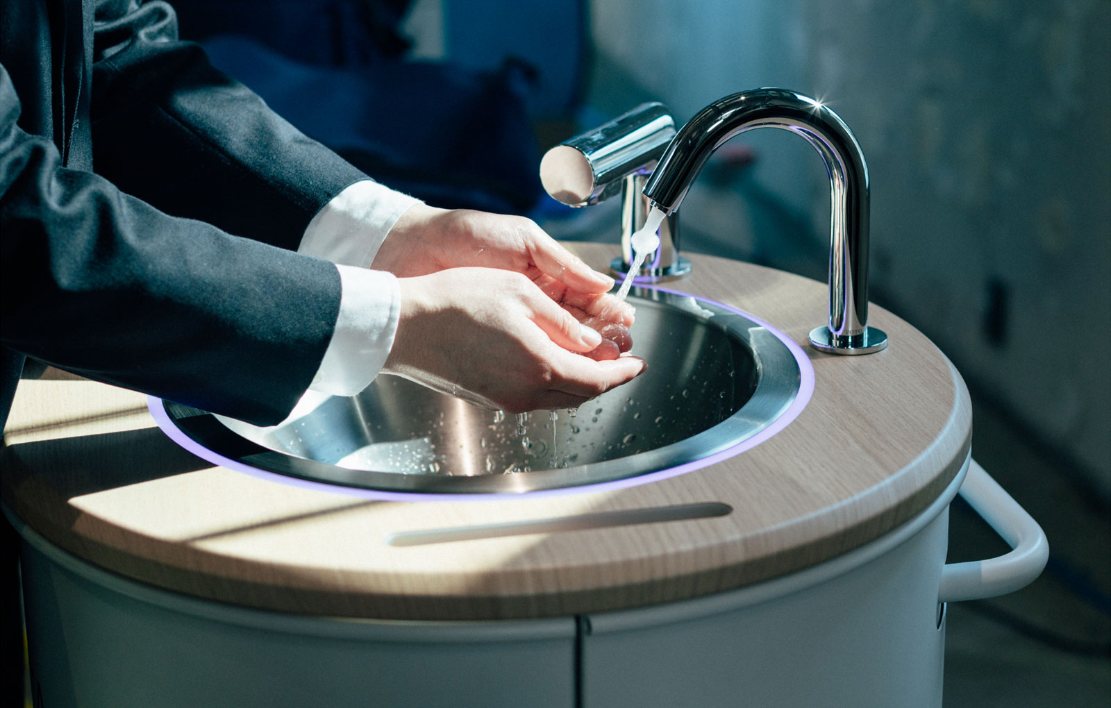 自律式の水循環型手洗いスタンド「WOSH」の写真